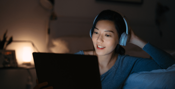Imagem de rodapé das soluções da Roku - pessoa assistindo a vídeo no notebook